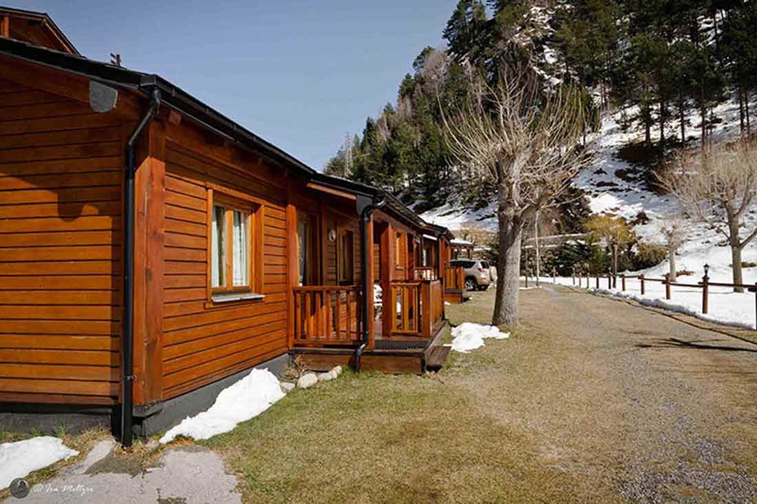 Bungalows de fusta rodejats de natura als Pirineus d'Andorra