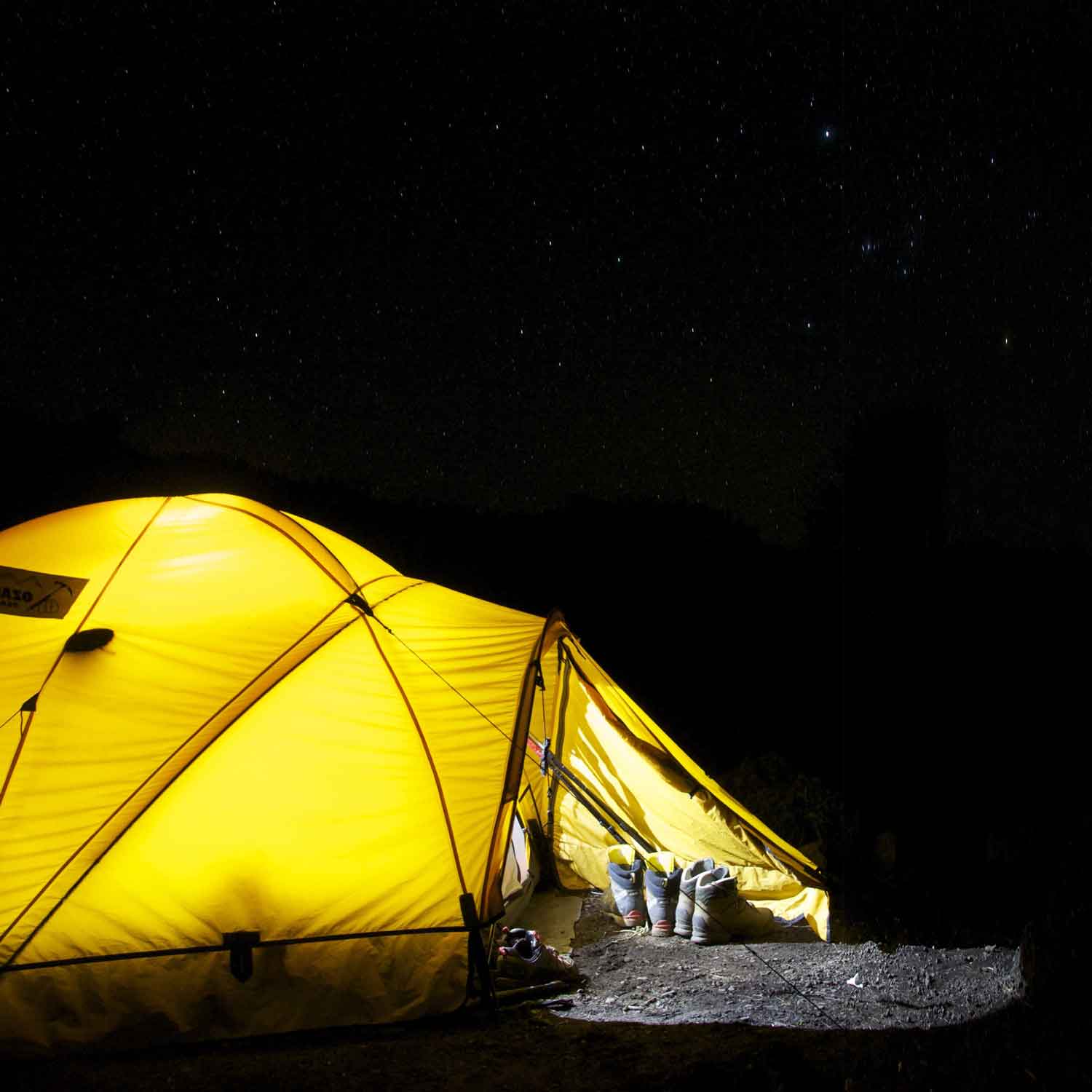 Tenda il·luminada de nit al càmping, als Pirineus