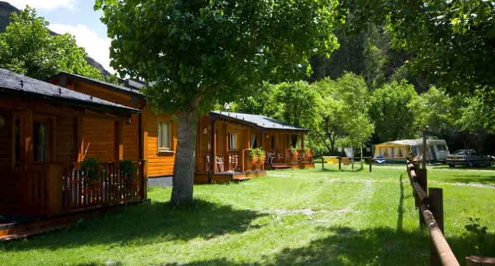 Zona d'acampada i parcel·les per a autocaravanes al Càmping JanRamon, Canillo