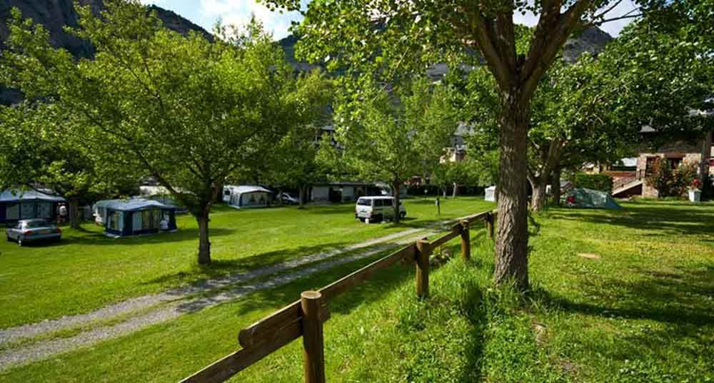 Camping Santa Creu en Andorra amb àmplies parcel·les