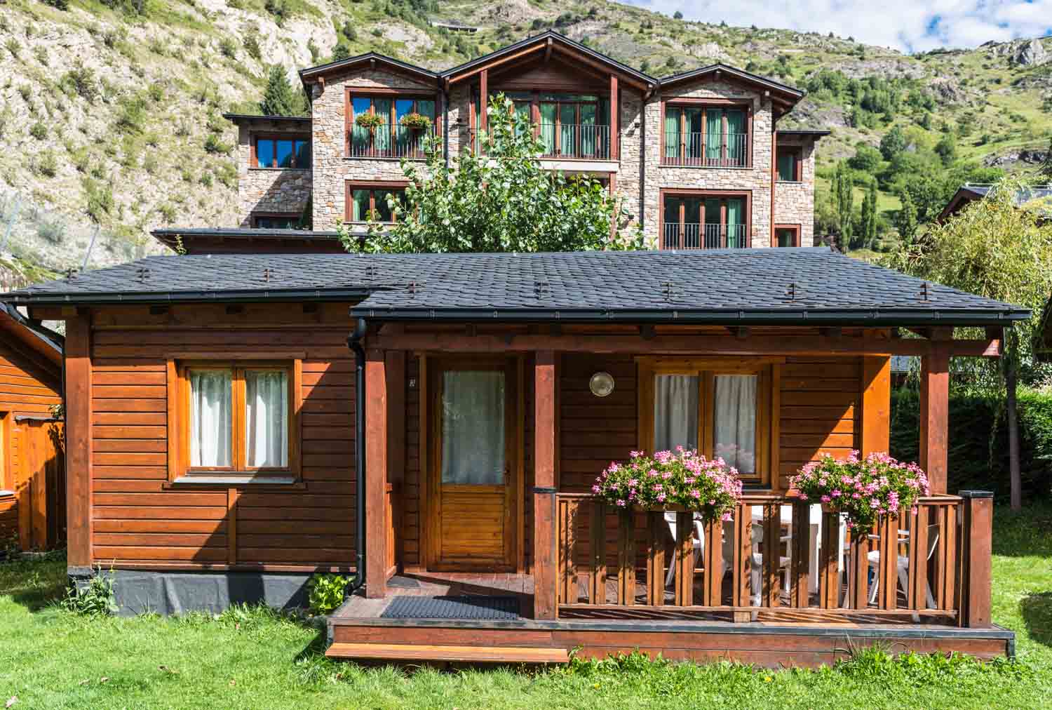 Bungalow de fusta amb terrassa als Bungalows Els Meners
