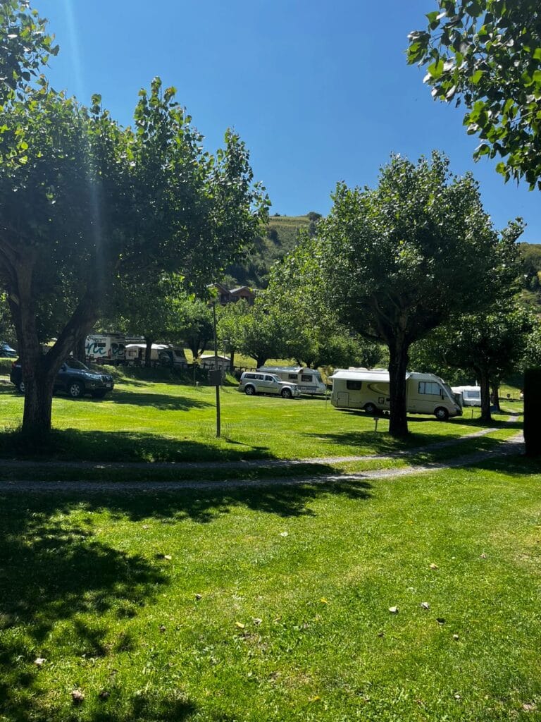 Autocaravanes i campers a les parcel·les del càmping, a Canillo